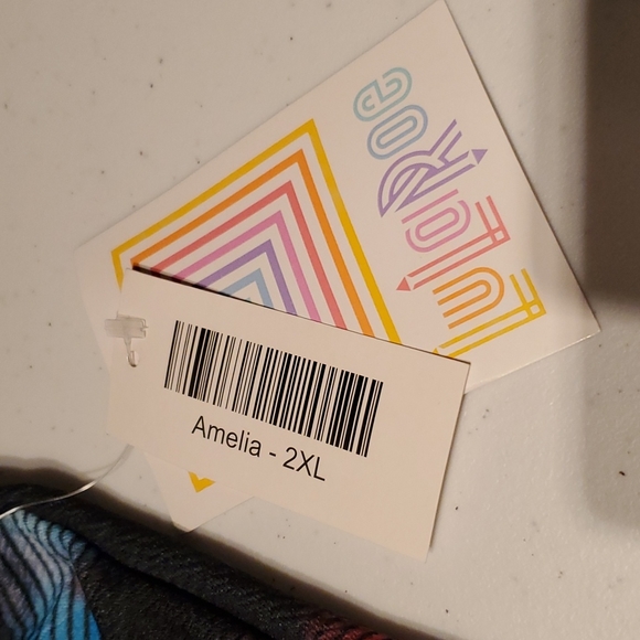 Amelia Lularoe - Picture 4 of 4